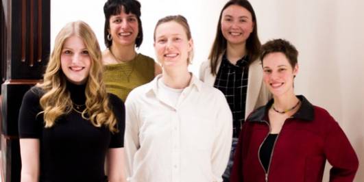 Die Preisträgerinnen des BDK-Preises 2025 (von links nach rechts): Saskia Freemann, Eleftheria 
Theodorakis, Constanze Cremering, Kristina Reispich, Theda Weers 