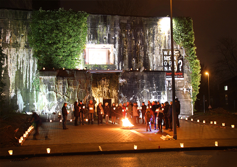 Bunker beleuchtet bei Nacht.