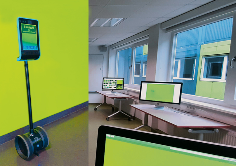 Es ist ein Roboter zu sehen. Der Roboter besteht aus zwei Reifen und einem Tablet auf einer langen Stange. Der Roboter wird über Computer gesteuert.