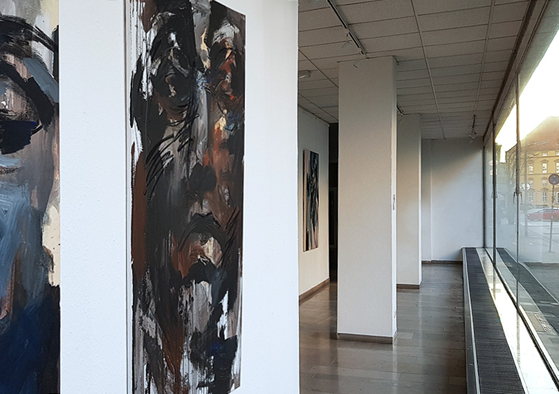 Bilder in den Fenstern der Seminarstraße. Bilder in den Fenstern der Seminarstraße.