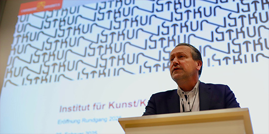 Vizekanzler Prof. Dr. Kühnberger bei Einführungsrede während der Verleihung des Kunstförderpreises am Podium.